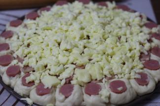 再撒上一层马苏里拉奶酪，