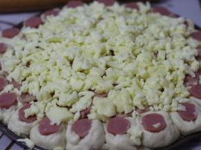 再撒上一层马苏里拉奶酪，