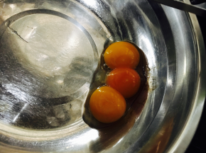 鸡蛋分离出蛋黄，在无水无油的盆里。