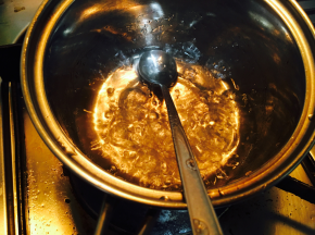 白糖加清水钱烧至沸腾！「给蛋黄杀菌用」