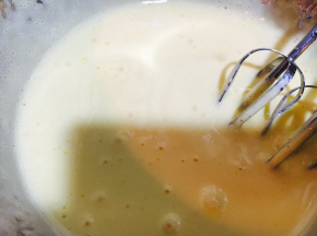 倒进蛋黄糊里继续搅打！