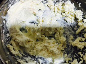 马斯卡彭奶芝士稍稍打至顺滑。「也就两三圈就好了」