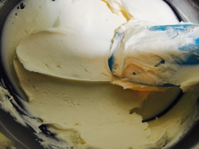 搅拌均匀的马斯卡彭芝士。