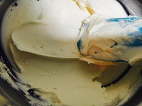 搅拌均匀的马斯卡彭芝士。