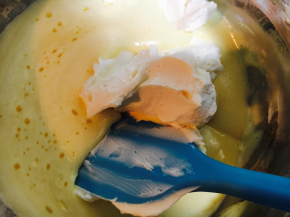 倒进剩下的蛋黄糊中。