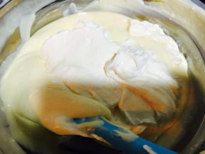 把打好的淡奶油倒入蛋黄糊里翻拌均匀。