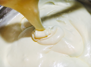 翻拌好的慕斯糊呈飘带状！