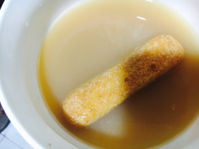 手指饼干浸泡一下苹果汁。「小朋友不爱吃朗姆酒，果汁非常爽口」