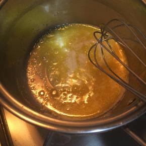 黄油40g小火加热融化至冒小小的泡离火。