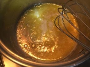 黄油40g小火加热融化至冒小小的泡离火。