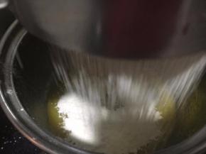 筛入50g的低粉和15g的玉米粉。