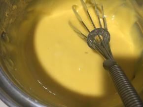 再次搅拌成细腻的蛋黄糊。