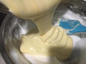 翻拌好的蛋黄糊再倒进剩下的2/3蛋清里，继续翻拌均匀。「烤箱开始预热170度」