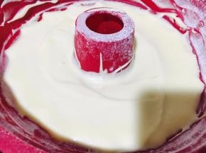 倒入蛋糕糊，震平。