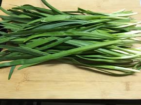 韭菜买回来后择去老叶清洗干净。