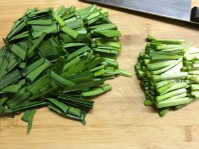把洗净后的韭菜切成段。