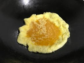 锅中倒入适量油。 把打散的鸡蛋倒入。