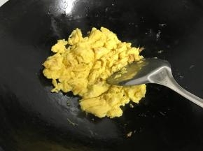 稍凝固后快速划散，盛出。