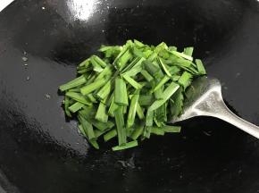 再把韭菜叶放入一起翻炒。