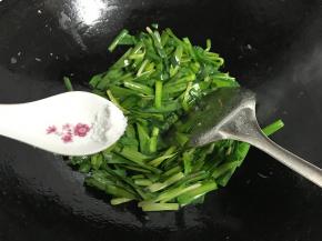 加入少许盐，炒匀。