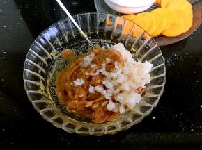 肉馅中放入鸡蛋和适量盐搅打上劲，再放入磷虾肉搅打均匀。