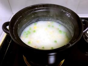 倒入焯烫后的豌豆、玉米粒，胡萝卜丁，小火继续煮10分钟。