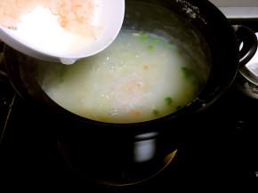 放入磷虾肉煮5分钟，加少许盐调味即可。