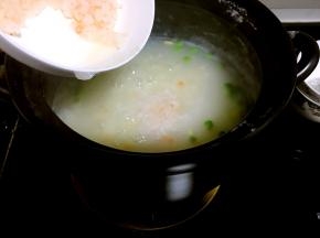 放入磷虾肉煮5分钟，加少许盐调味即可。