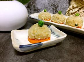 磷虾肉丸中不用放过多的调味品，就很鲜美啦。