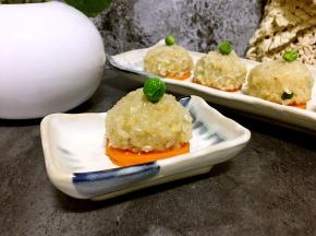 磷虾肉丸中不用放过多的调味品，就很鲜美啦。