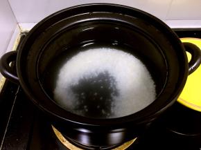 大米投洗干净放入砂锅中，倒入足量冷水。