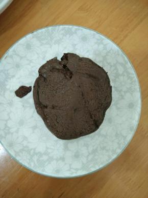 新鲜鸭血，放到水里煮几分钟。
