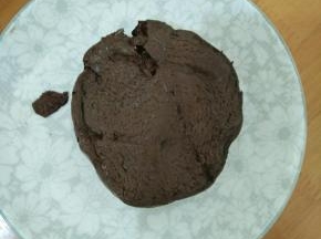 新鲜鸭血，放到水里煮几分钟。