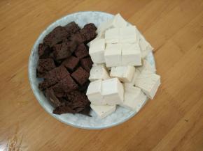 鸭血和豆腐分别切成块。