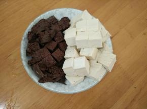 鸭血和豆腐分别切成块。