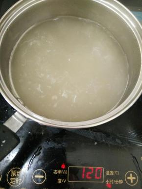 小锅里装适量鸭汤，烧开。(因为之前煮了白切鸭，留着汤了。)