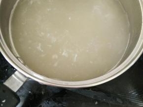 小锅里装适量鸭汤，烧开。(因为之前煮了白切鸭，留着汤了。)