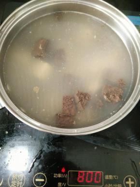 下入豆腐和鸭血，再次烧开后煮几分钟。