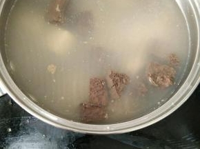 下入豆腐和鸭血，再次烧开后煮几分钟。