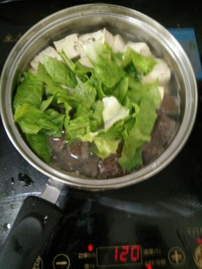 放入生菜叶和适量盐即可。