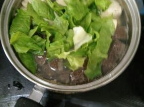 放入生菜叶和适量盐即可。