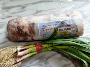 准备食材。羊肉朋友送的，吃多少切多少，切块，放入料酒，生抽，腌制30分钟。