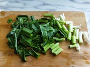 大蒜去皮去根洗干净，切段。