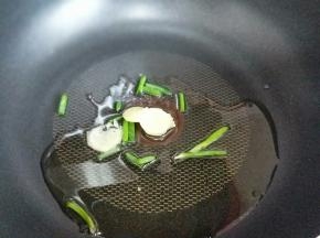 起油锅加入切好的葱姜煸炒。