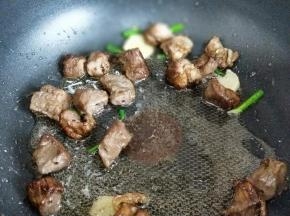 加入切好腌制好的羊肉煸炒。