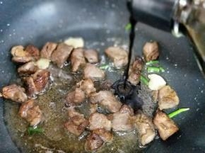 再加入生抽，煸炒至羊肉8分熟。