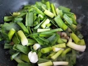 待羊肉8分数后加入切好的大蒜。