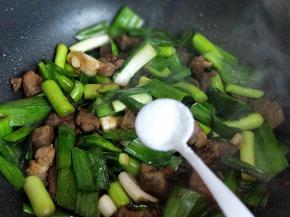 再加入盐，快速翻炒。(根据个人口味放入盐量)