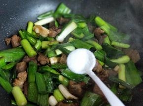 再加入盐，快速翻炒。(根据个人口味放入盐量)