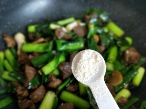 加入鸡粉。关火翻炒均匀。